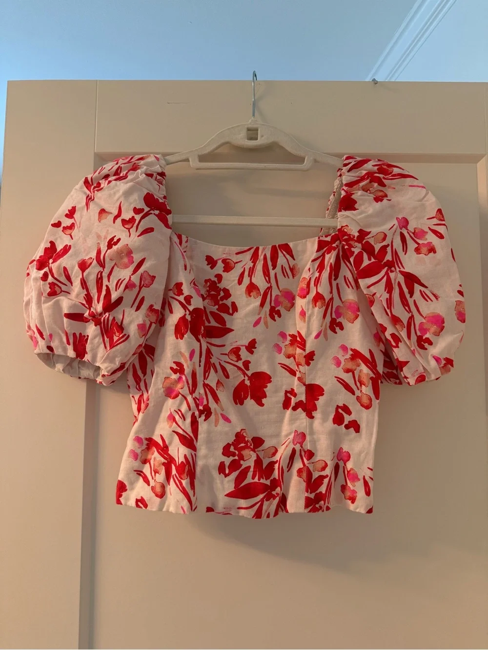 Banana Republic Square-Neck Puff-Sleeve Floral Crop Top in Red and Pink